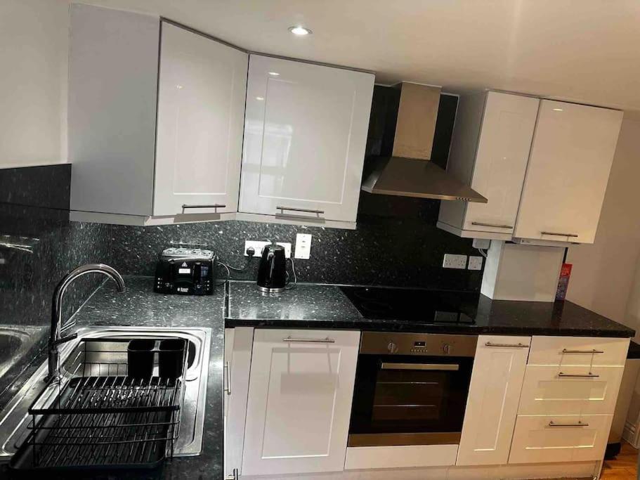 דירות לונדון Amazing 2Bed2Bath Edgeware מראה חיצוני תמונה